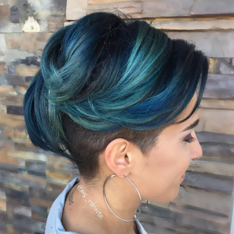 coiffure ombré hair idées coupe courte nuque rasée nuances bleuers coloration dégradée