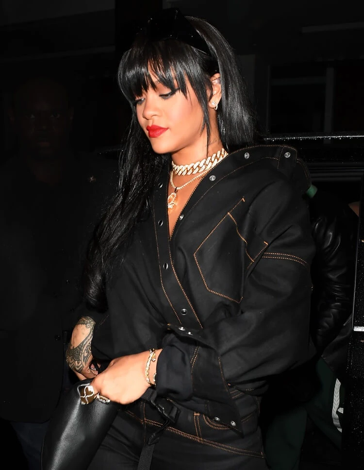 coiffure tendance 2022 frange bottleneck cheveux longs lachés Rihanna