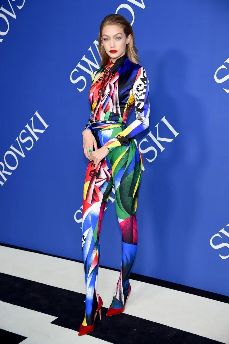 combinaison catsuit imprimé graphique multicolore Gigi Hadid Versace