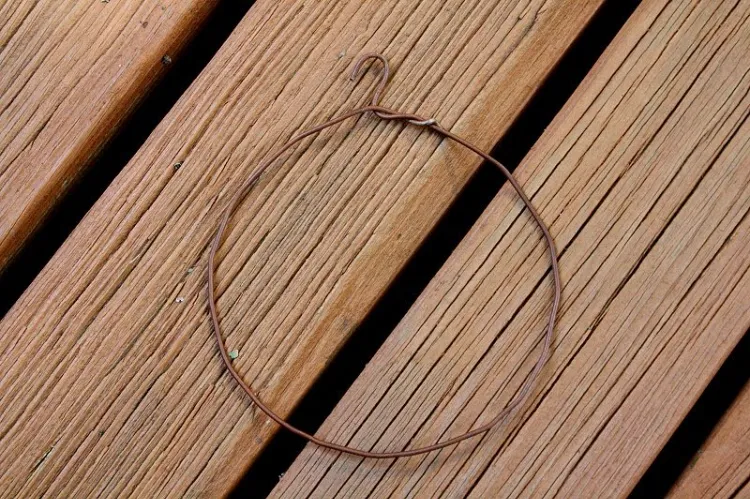 comment détourner cintre en anneau base fabriquer couronne branchettes brindilles