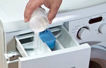 comment nettoyer le bac à lessive du lave-linge utiliser éponge récurer étapes
