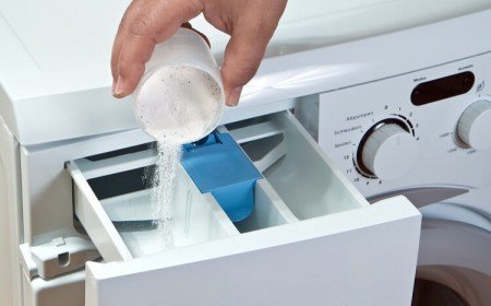 comment nettoyer le bac à lessive du lave-linge utiliser éponge récurer étapes