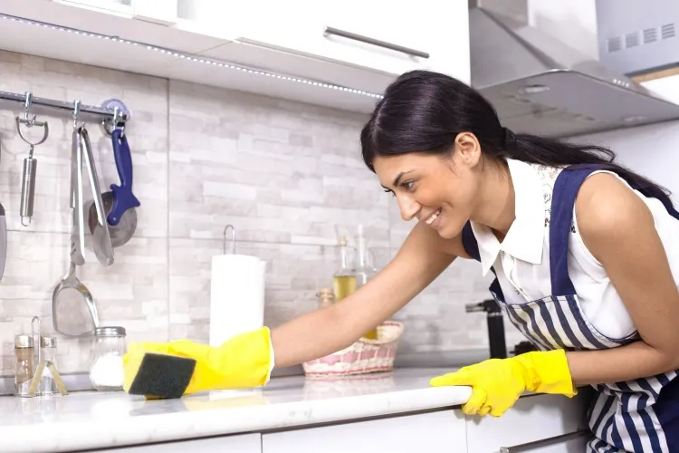 comment nettoyer l’huile de friture tache tenace éponge liquide vaisselle