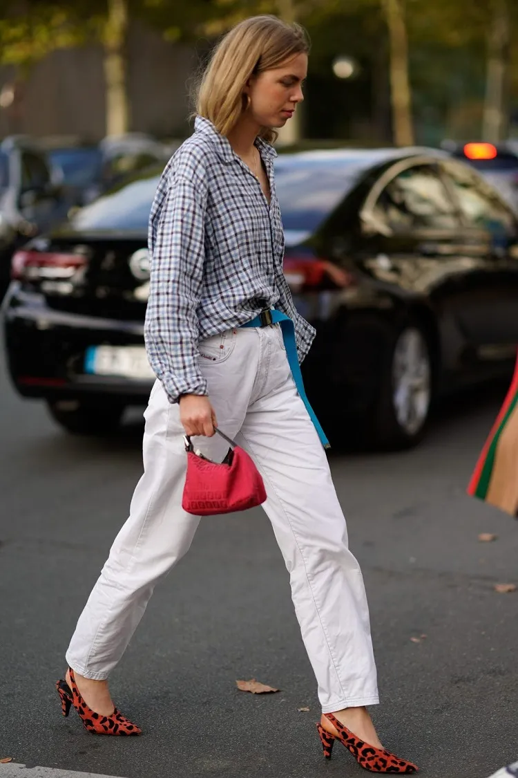 comment porter le jean blanc femme au printemps 2022