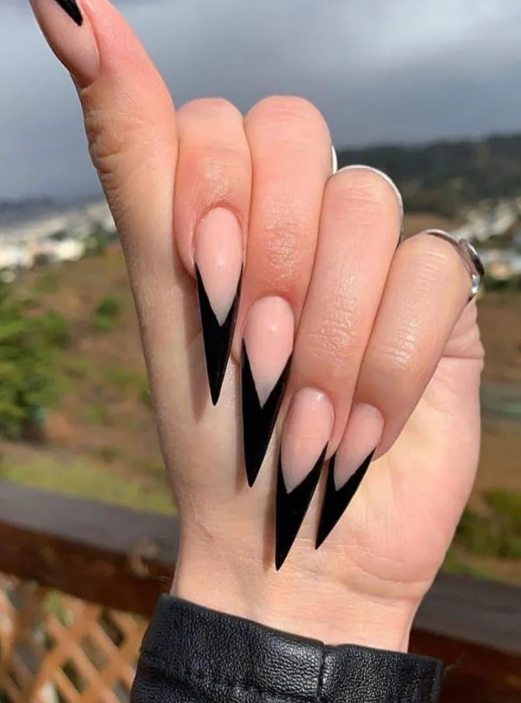 comment porter manucure noire stiletto facon french tendances nail art 2022