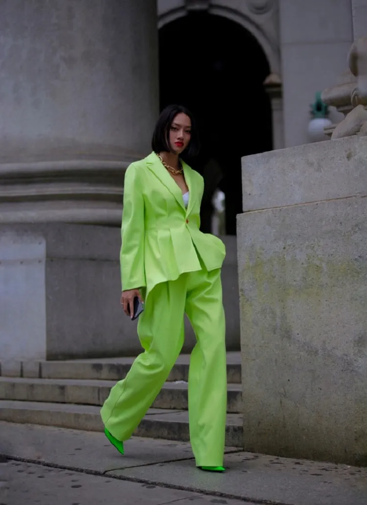 comment porter la couleur de vêtements la plus tendance de 2022 avec style