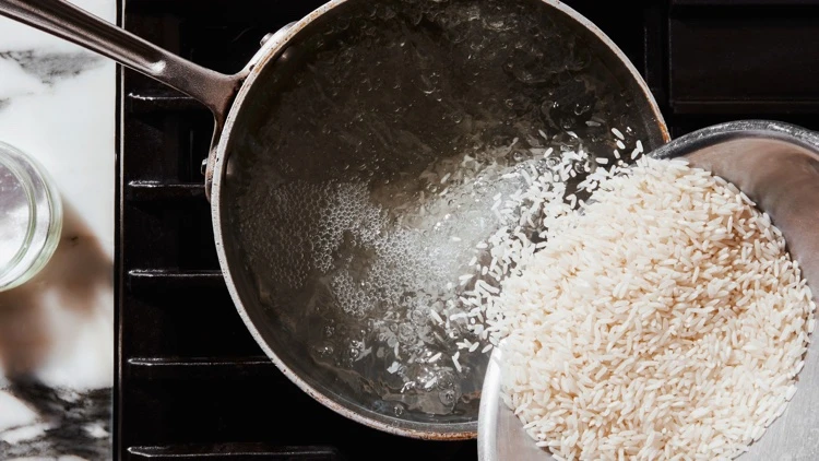 comment se servir de l eau après la cuisson du riz quels bienfaits pour la santé et la beauté