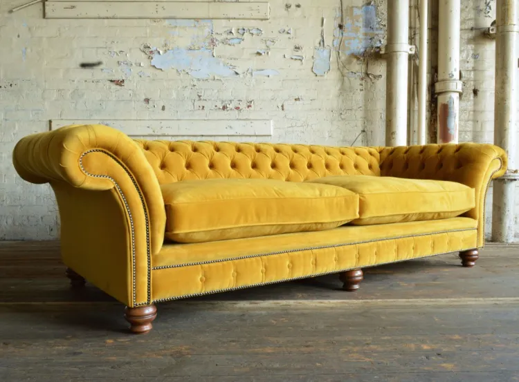 couleurs tendance 2022 décoration canapé Chesterfield velours jaune Babouche