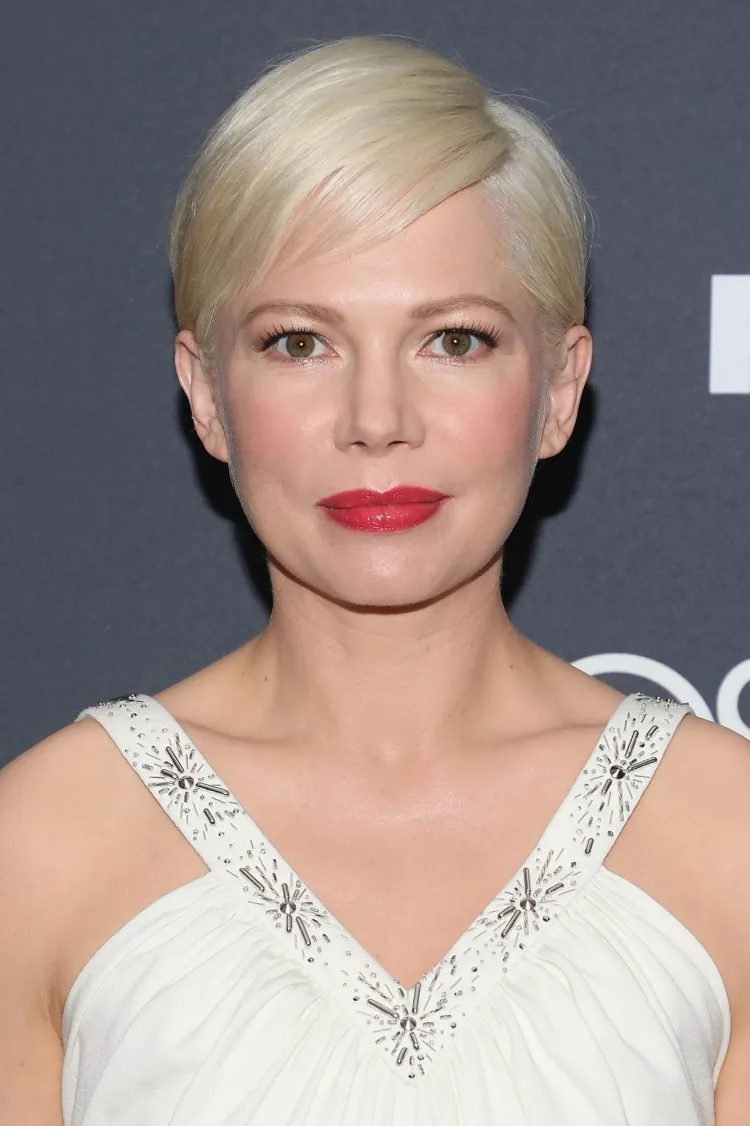Short haircut for women with a bang with a side parting Michelle Williams