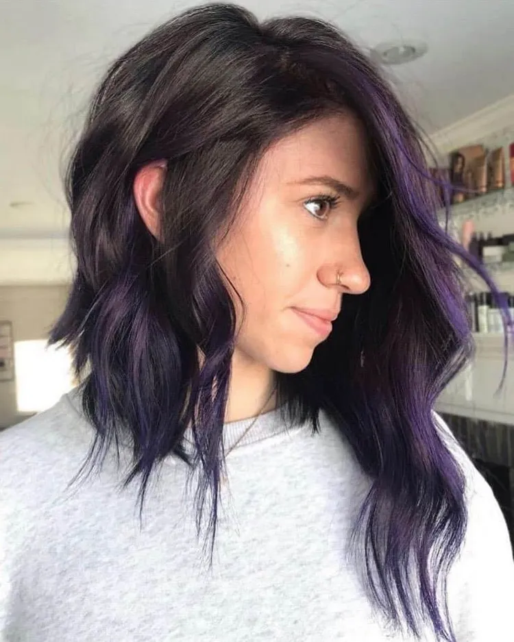 coupe de cheveux carré asymétrique mèches violettes coiffure tendance 2022