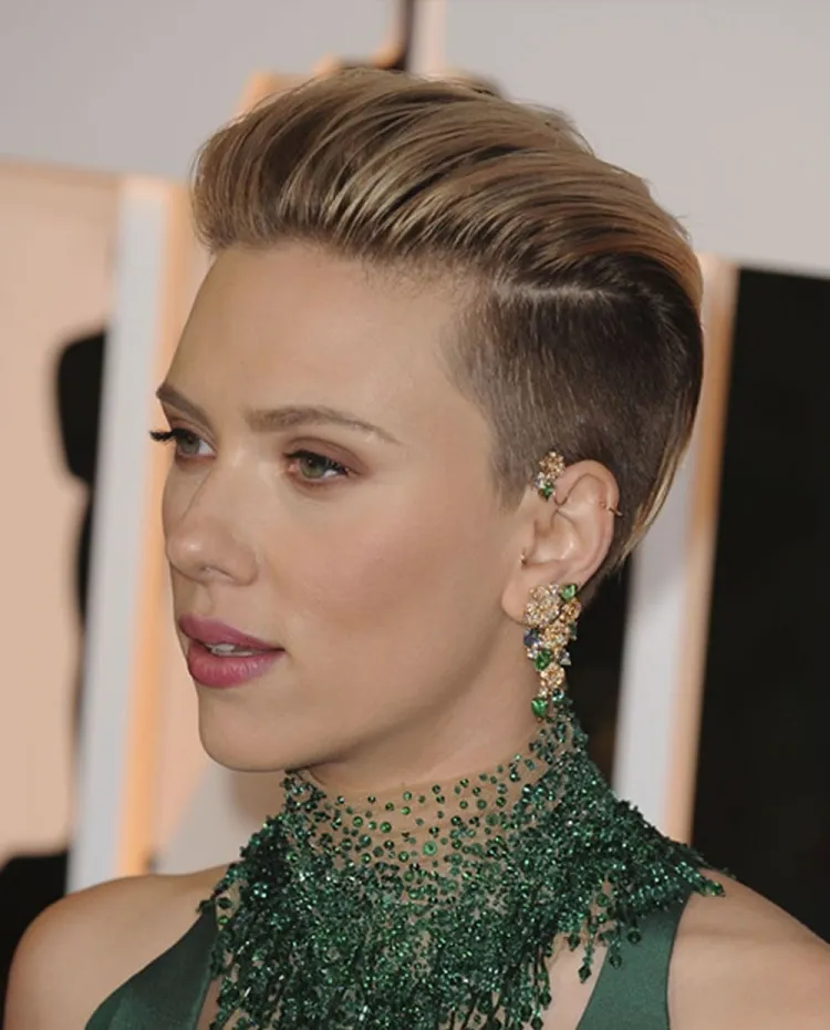 coupe tres courte femme blonde undercut de Scarlett Johansson