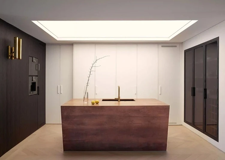 cuisine avec ilot look cuivre moderne luxueux tendance 2022 placards bois foncé et blanc
