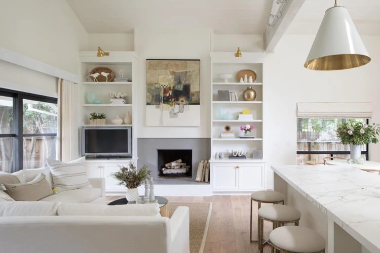 cuisine blanche ouverte sur le salon blanc idée connextion visuelle harmonieuse utilisation intelligente de couleurs