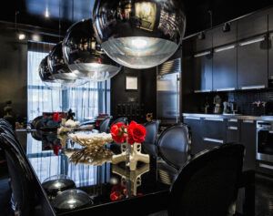 cuisine salle à manger chaises médaillon décoration noire gothique tendance