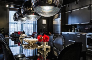 cuisine salle à manger chaises médaillon décoration noire gothique tendance