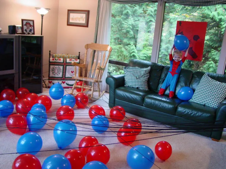 décoration anniversaire Spider-Man ballons bleu rouge fil toile araignée