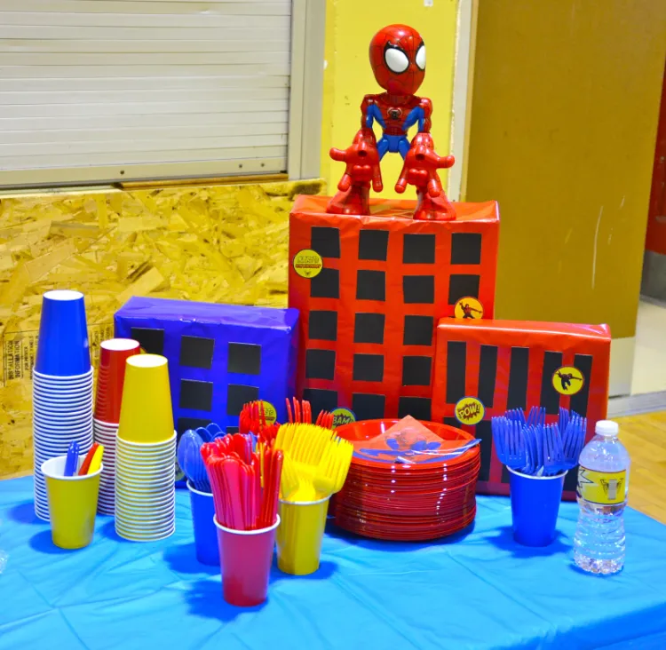 sencilla pero acertada decoración de cumpleaños de Spider-Man fiesta infantil