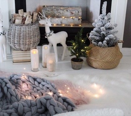 décoration janvier hygge blanc gris couverture grosse maille cerfs guirlande lumineuse