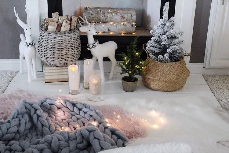décoration janvier hygge blanc gris couverture grosse maille cerfs guirlande lumineuse