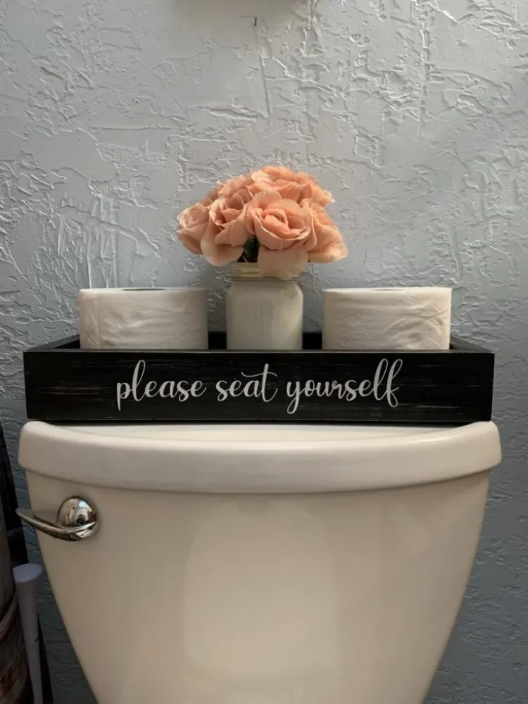 décorer les toilettes avec des fleurs artificielles
