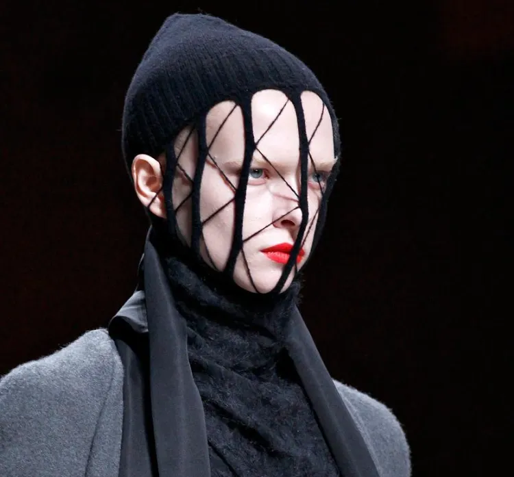 designers stylistes porter cagoule balaclava noire haute couture avec style