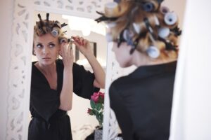 donner du volume aux cheveux astuce se faire des boucles sans chaleur utiliser des bigoudis