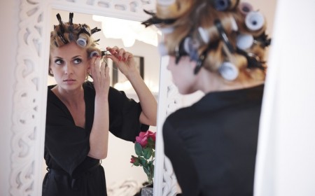 donner du volume aux cheveux astuce se faire des boucles sans chaleur utiliser des bigoudis