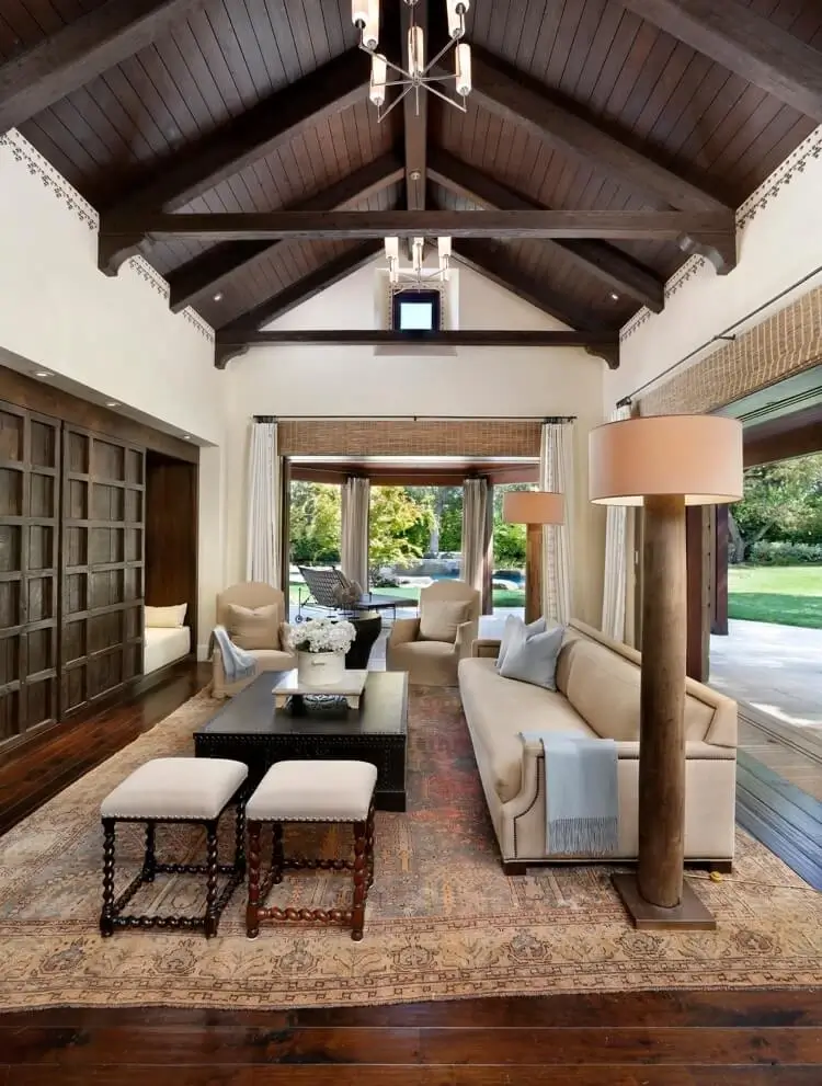 habillage de plafond en bois sombre salon cozy inspiration chalet moderne