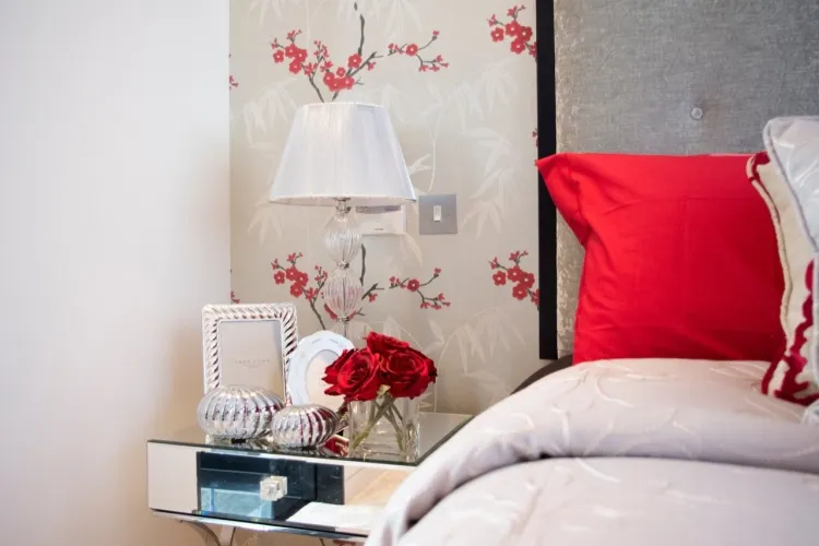 idea de decoración de dormitorio de San Valentín rojo y blanco