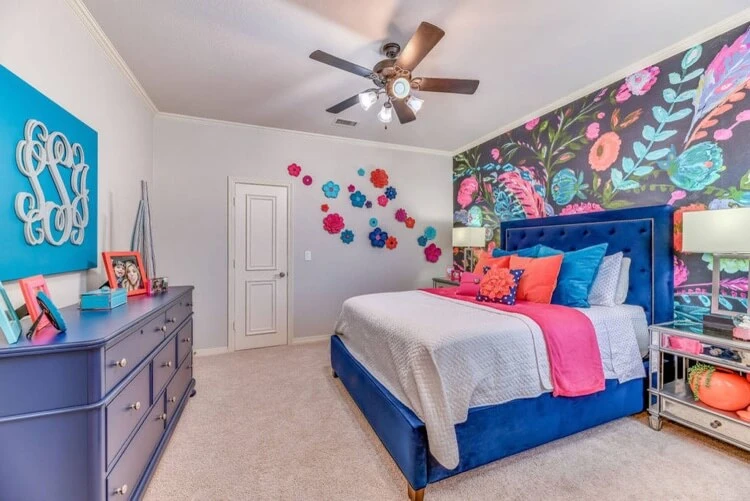 idée déco chambre ado fille moderne mur accent papier peint floral tete de lit tapissée bleu royal