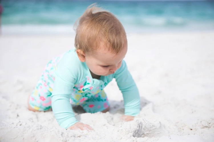 jeu dans le sable idée activité pour bébé stimulation des sens et de l imagination