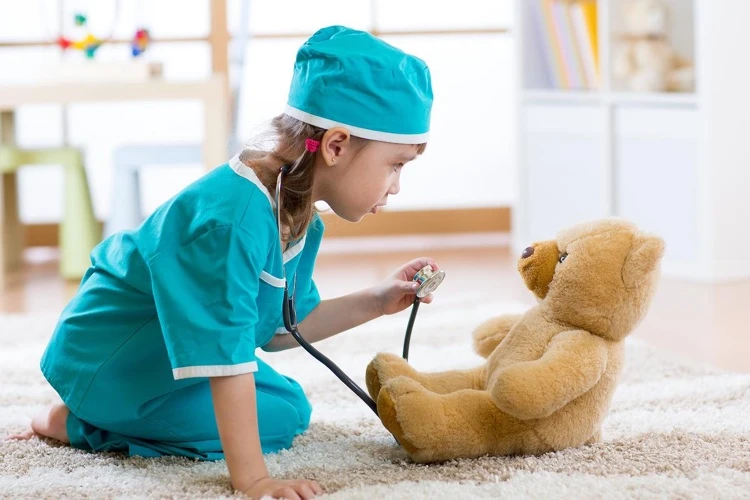 jeu de faire semblant médecin et ours malade activité stimulant imagination des enfants