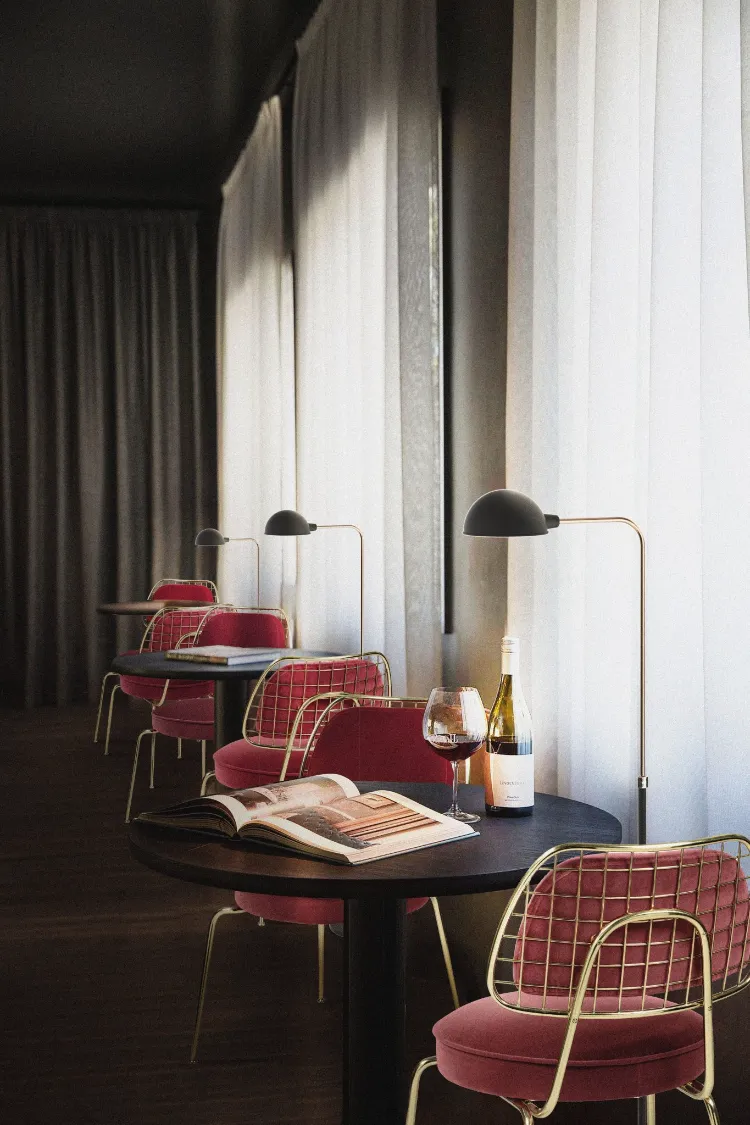 lampadaires herbie chaises tapissées velours marsala atmosphère bistrot luxe