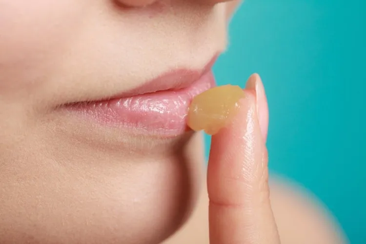 lèvres sèches causes traitement vaseline