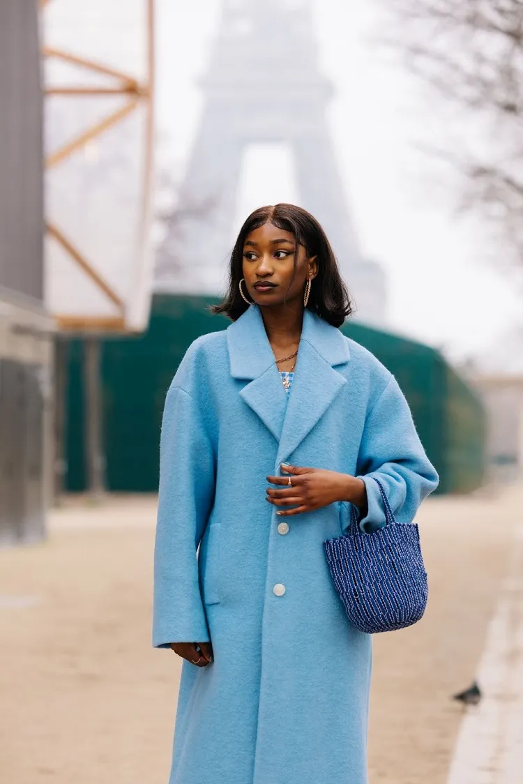 manteau bleu avec un sac à main assorti