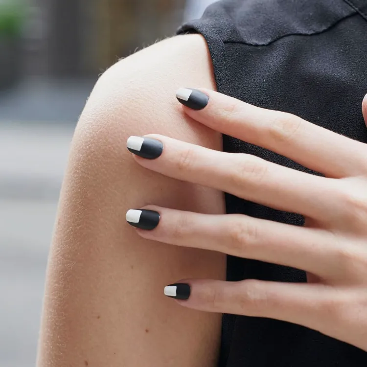 manucure noire et blanche mate style minimaliste tendance nail art 2022