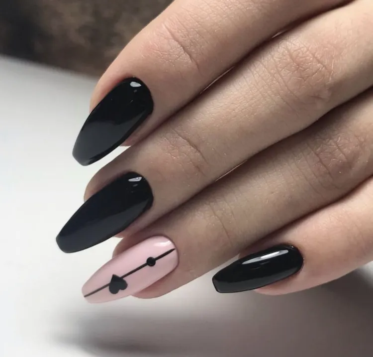 manucure noire et rose pastel minimaliste nail art saint valentin 2022