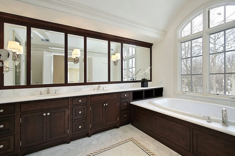 meubles de salle de bain en bois foncé placards armoires tablier de baignoire plan de travail marbre blanc