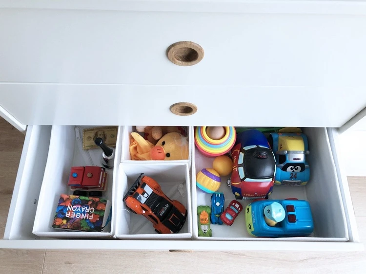 méthode KonMari pour organiser et ranger les jouets dans les tiroirs