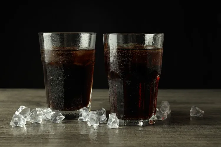 nettoyer le fond exterieur d'une poele avec coca-cola astuces de grand mère poele dos noirci