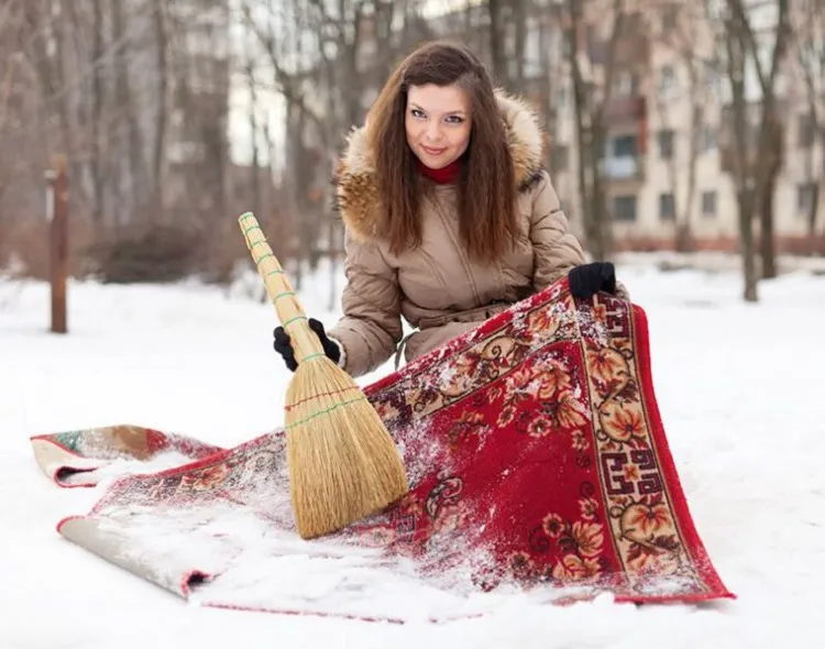 nettoyer le tapis dans le neige