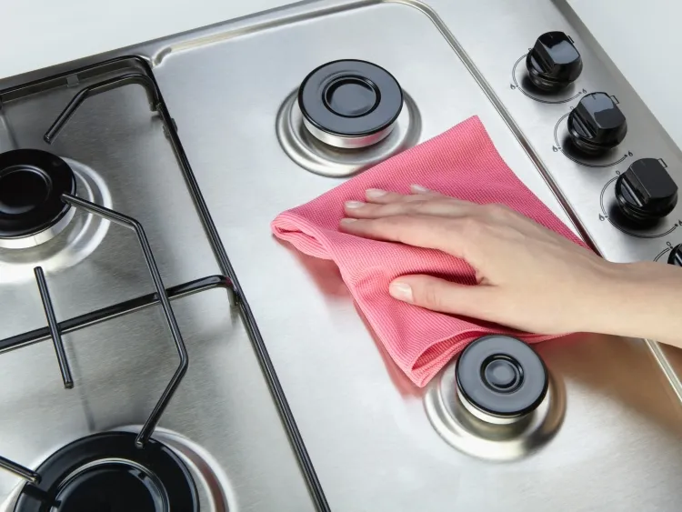 nettoyer l’huile de friture sur le sol laver mains cuisiner prévention