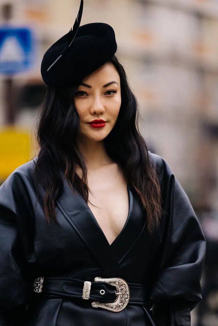 outfit en cuir noir de la semaine de la mode à paris