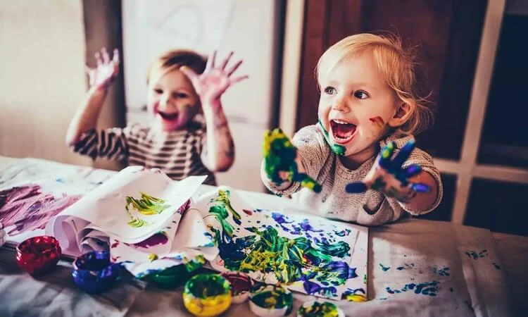 peinture avec les doigts pour nourrir la créativité des petits enfants