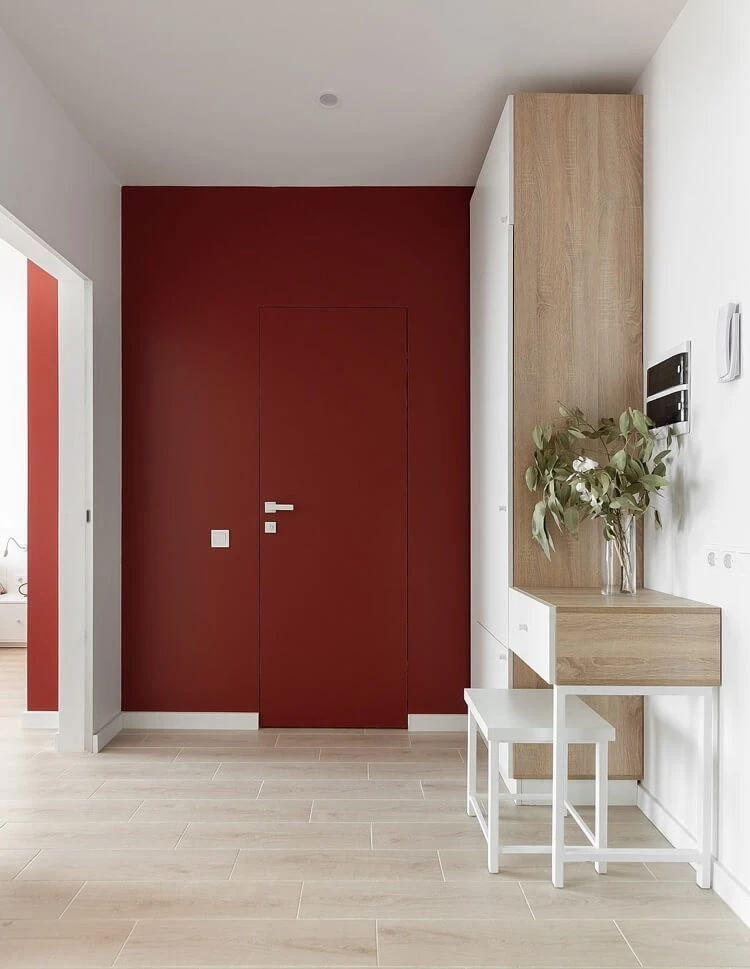 porte entrée et pan de mur rouges hall entrée blanc et beige porte manteau moderne en bois clair et blanc