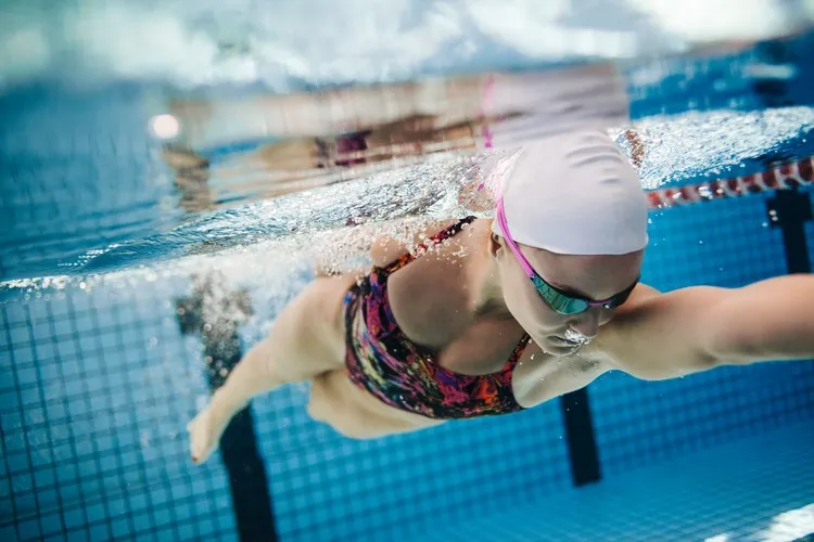 quel sport pratiquer pour perdre du poids nager pour maigrir efficacement