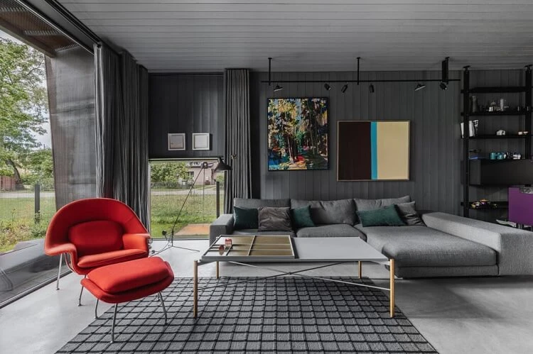 salon gris moderne avec fauteuil rouge comme accent osé