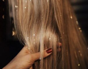 tendance cheveux fantaisie fairy hair brins paillettes guirlandes filles ados