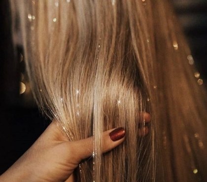 tendance cheveux fantaisie fairy hair brins paillettes guirlandes filles ados