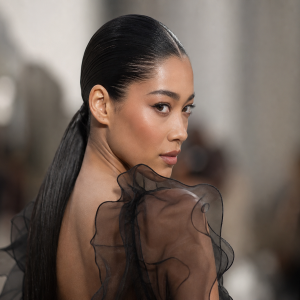 Cheveux gominés femme en arrière slick hair look glossy ponytail